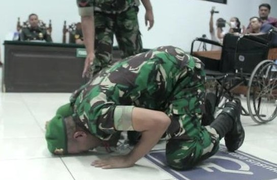 Cuma Divonis Penjara Seumur Hidup, Oknum TNI Pembawa 75 Kg Sabu Sujud Syukur