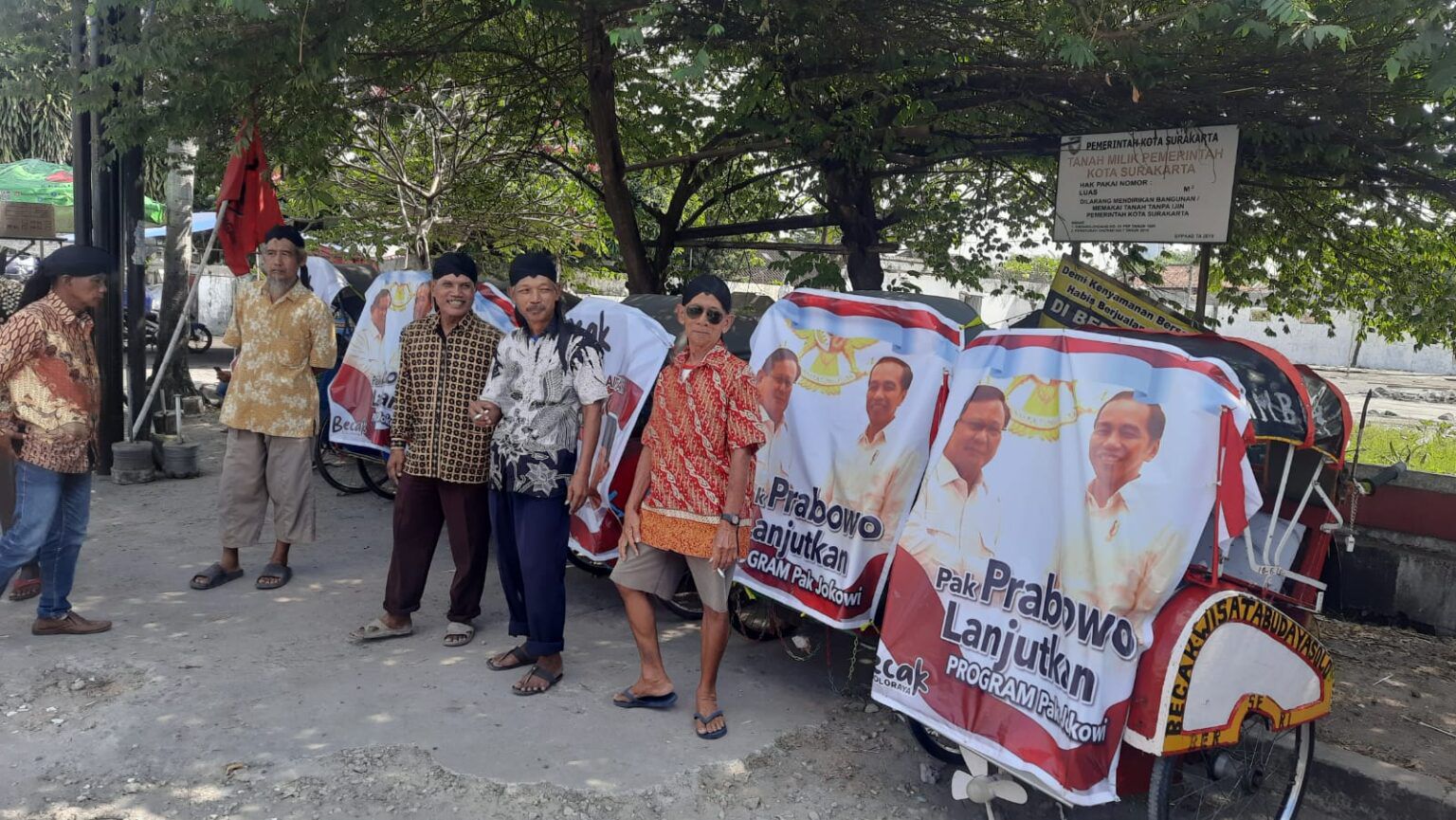 Tukang Becak di Solo Konvoi Suarakan Dukungan untuk Prabowo_bimata.id