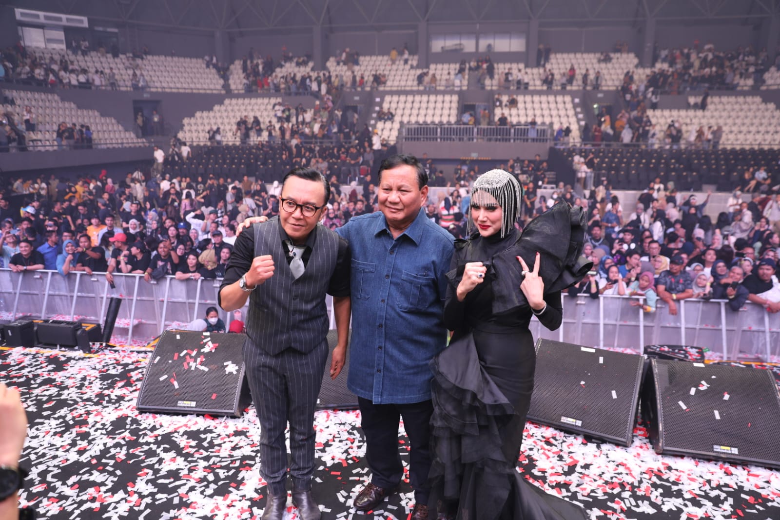 Prabowo Nikmati Malam Minggu Nonton Konser 3 Dekade Perjalanan Cinta Ari Lasso_bimata.id