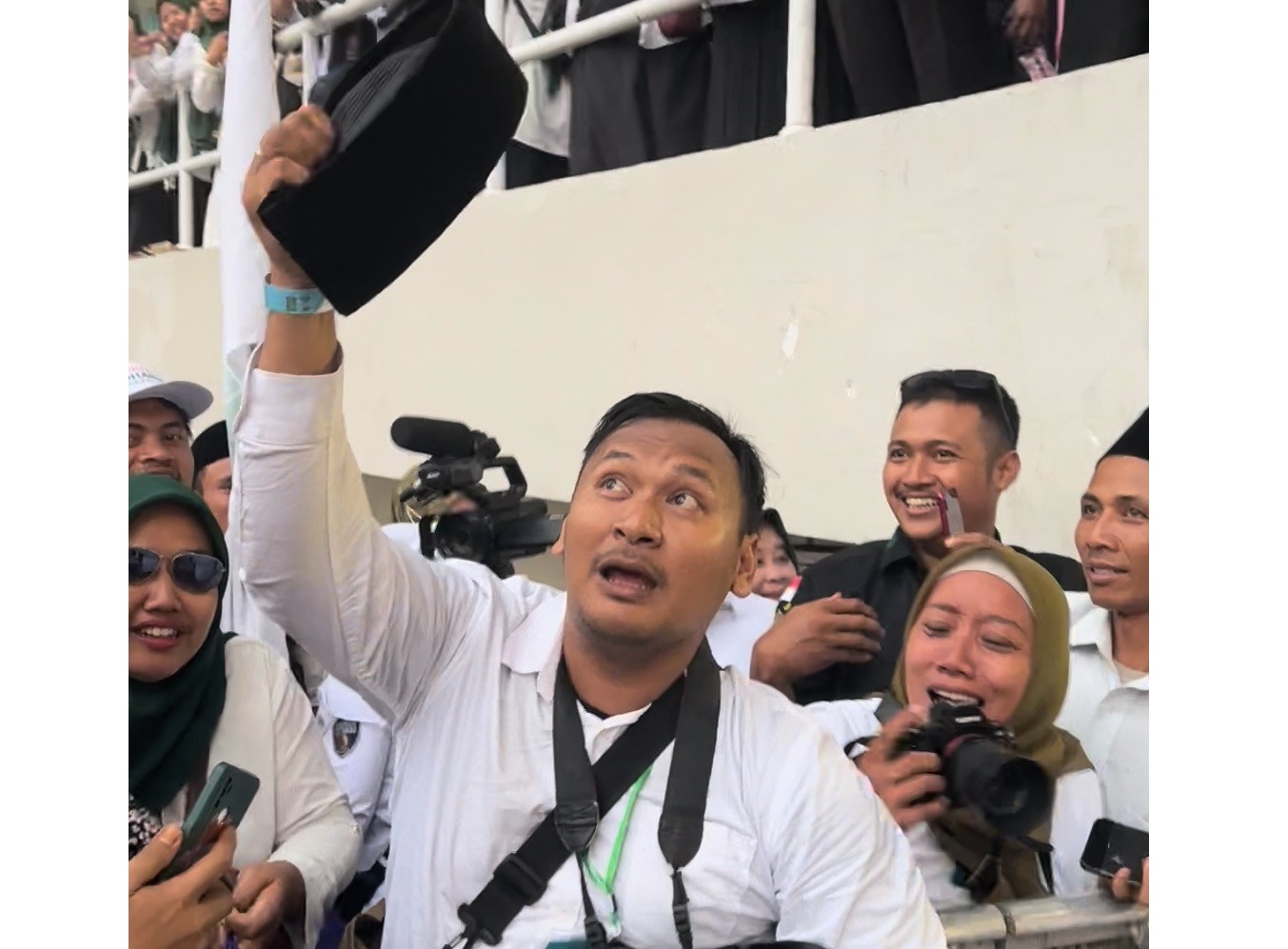 Peci Hitam Prabowo kepada Relawan Cak Imin Hadiah untuk Istri yang Lagi Hamil_bimata.id