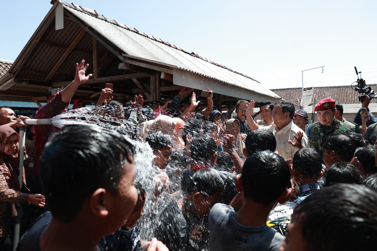 Resmikan Sumber Air, Prabowo Ikut Basah-basahan Bareng Bocah Gunungkidul_bimata.id