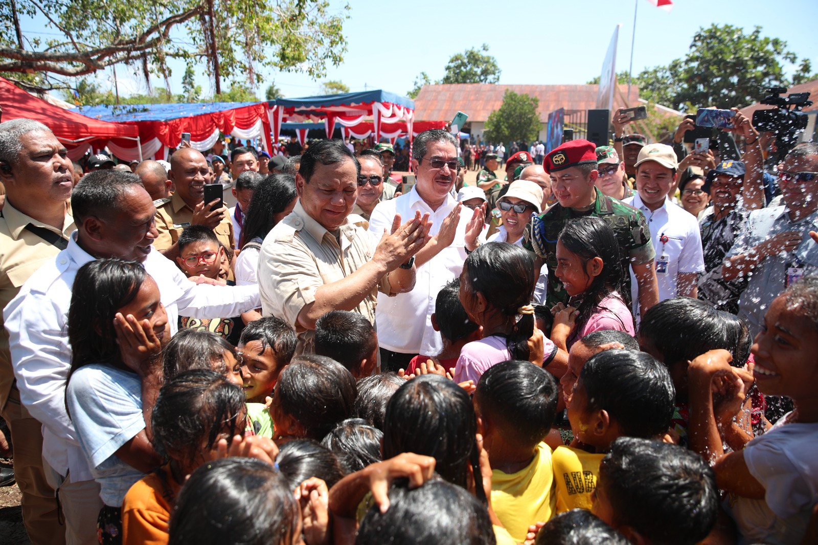 Prabowo Disambut Salam Kalwedo Anak-anak Pulau Moa_bimata.id