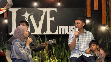 Bang AKA menjadi pembicrara di salahsatu Cafe di Toli-Toli