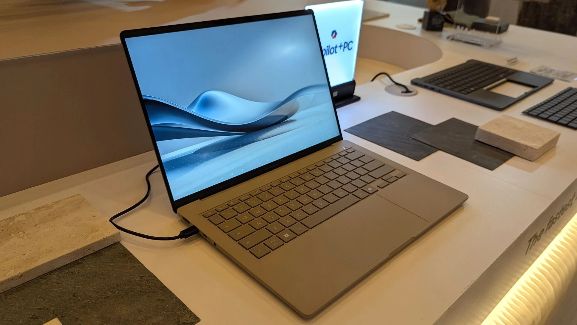 ASUS Zenbook A14