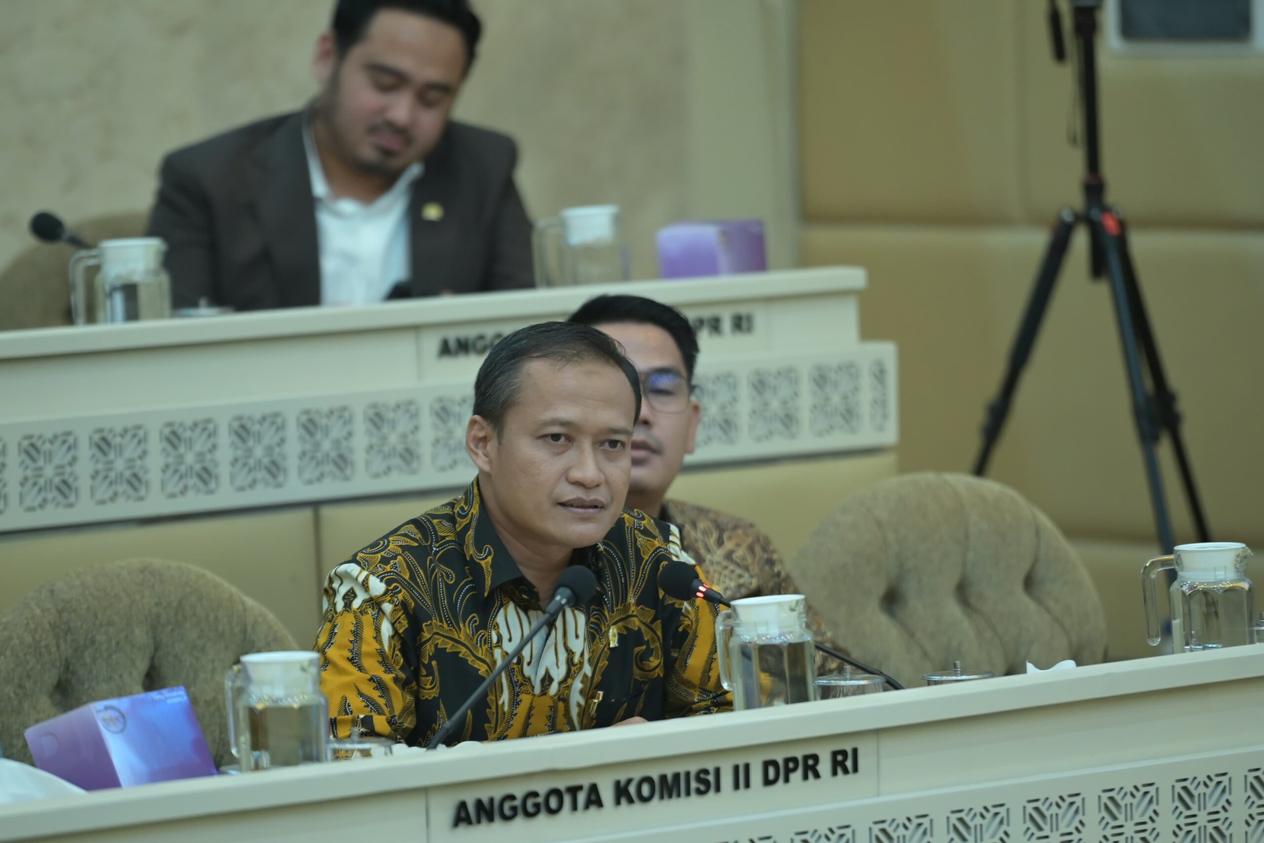 Azis Subekti dalam Rapat Kerja dan Rapat Dengar Pendapat Komisi II DPR RI dengan Mendagri, KPU, Bawaslu dan DKPP hari kamis, 27 Februari 2025