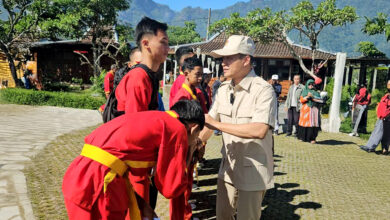 Anggota DPR RI Fraksi Gerindra, Azis Subekti, bersalaman dengan peserta Longmarch Tapak Suci dari kalangan anak yatim Muhammadiyah di Magelang