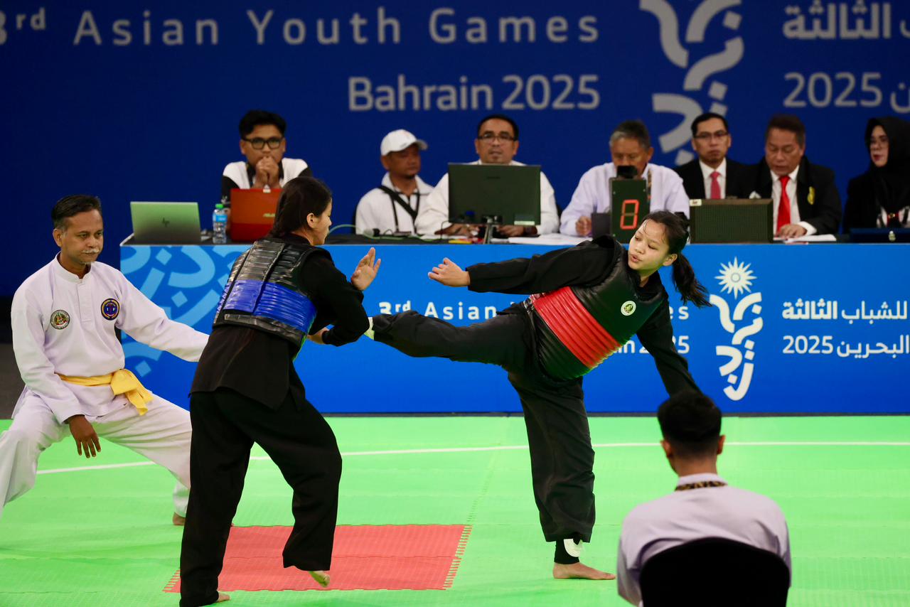 Pembukaan pertandingan dari pesilat wanita dari negara Singapura vs Uzbekistan / FOTO : RIAN/