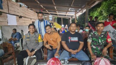 Babinkamtibmas Desa Talungeng Polsek Barebbo, Aipda H. Karman, bersama Babinsa setempat melakukan pemantauan langsung pada kegiatan Turnamen Sepak Takraw Arung Teko Cup 1 yang digelar di Dusun Teko-Teko, Desa Talungeng/Man