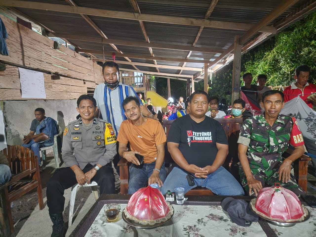 Babinkamtibmas Desa Talungeng Polsek Barebbo, Aipda H. Karman, bersama Babinsa setempat melakukan pemantauan langsung pada kegiatan Turnamen Sepak Takraw Arung Teko Cup 1 yang digelar di Dusun Teko-Teko, Desa Talungeng/Man