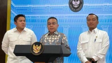 Wakil Ketua DPR RI Prof. Sufmi Dasco Ahmad bersama Menteri Sekretaris Negara Prasetyo Hadi dan Seskab Teddy Indra Wijaya / foto : Wahyu