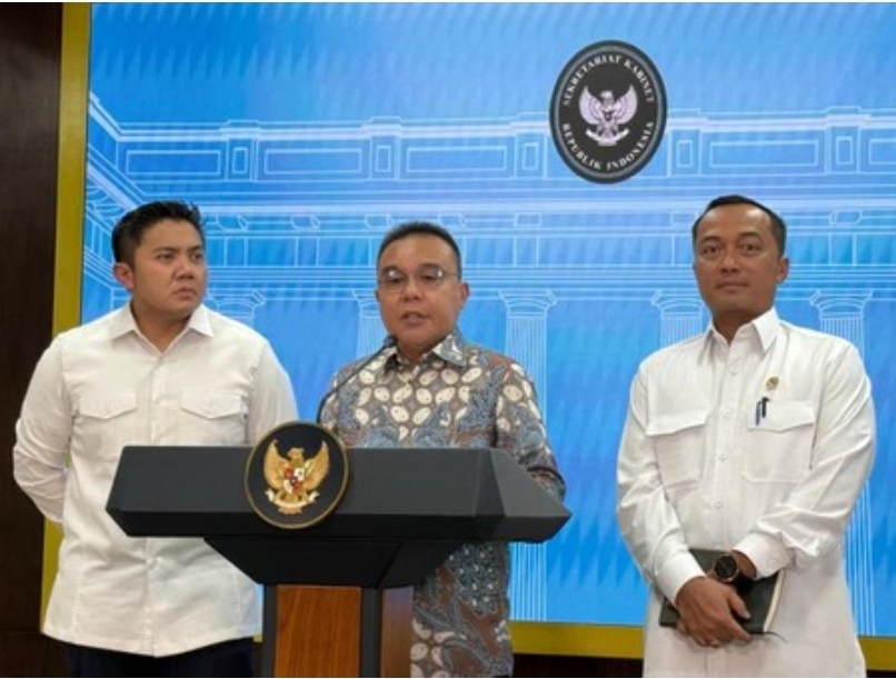 Wakil Ketua DPR RI Prof. Sufmi Dasco Ahmad bersama Menteri Sekretaris Negara Prasetyo Hadi dan Seskab Teddy Indra Wijaya / foto : Wahyu