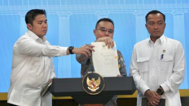 Wakil Ketua DPR RI Prof. Sufmi Dasco Ahmad bersama Menteri Sekretaris Negara Prasetyo Hadi dan Seskab Teddy Indra Wijaya / foto : Wahyu