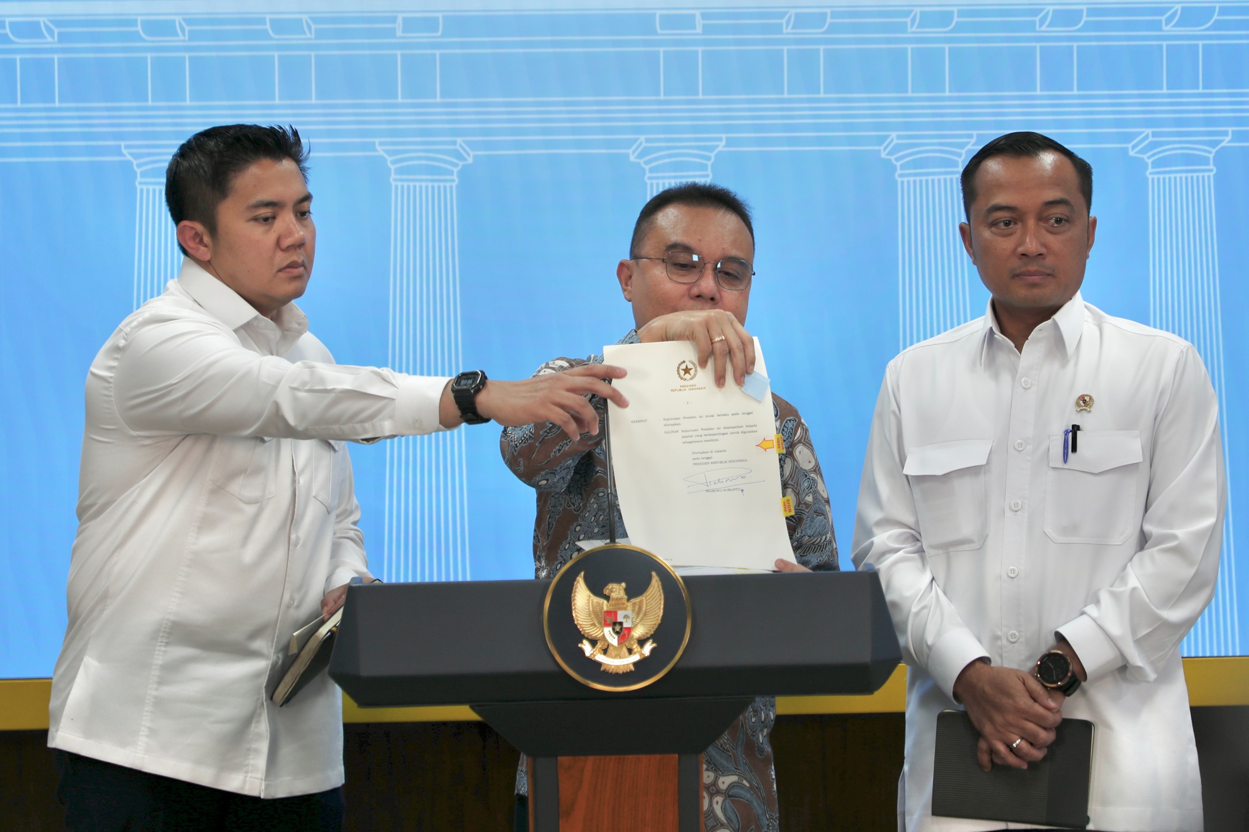 Wakil Ketua DPR RI Prof. Sufmi Dasco Ahmad bersama Menteri Sekretaris Negara Prasetyo Hadi dan Seskab Teddy Indra Wijaya / foto : Wahyu