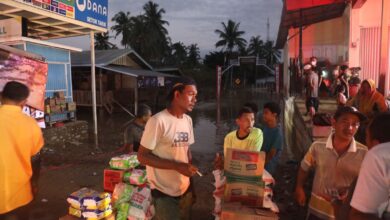 Proses Penyaluran Bantuan Sembako di Gampong Pante Beurune, Kec. Meurah Dua, Kab, Pidie Jaya / Foro Aziz Bimata