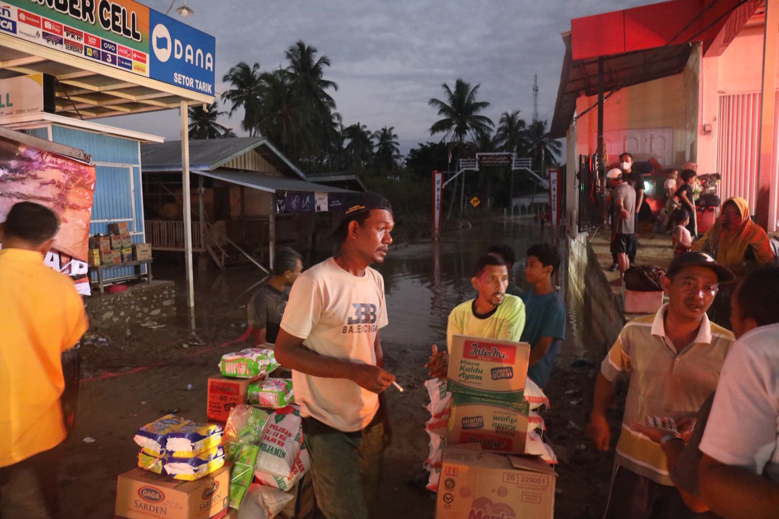 Proses Penyaluran Bantuan Sembako di Gampong Pante Beurune, Kec. Meurah Dua, Kab, Pidie Jaya / Foro Aziz Bimata