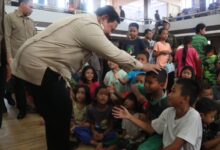 Suasana Presiden Prabowo menyapa anak-anak pengusi di Lokasi Gempa Tapanili Foto : Tim Media Presiden