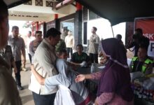 Pelukan Ibu-Ibu saat Presiden Prabowo Tinjau Langsung Daerah Terdampak Bencana Sumatera Utara / Tim Media Presiden