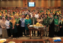 Berfoto bersama usai pemotongan Nasi Tumpeng