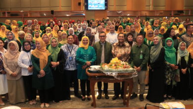 Berfoto bersama usai pemotongan Nasi Tumpeng