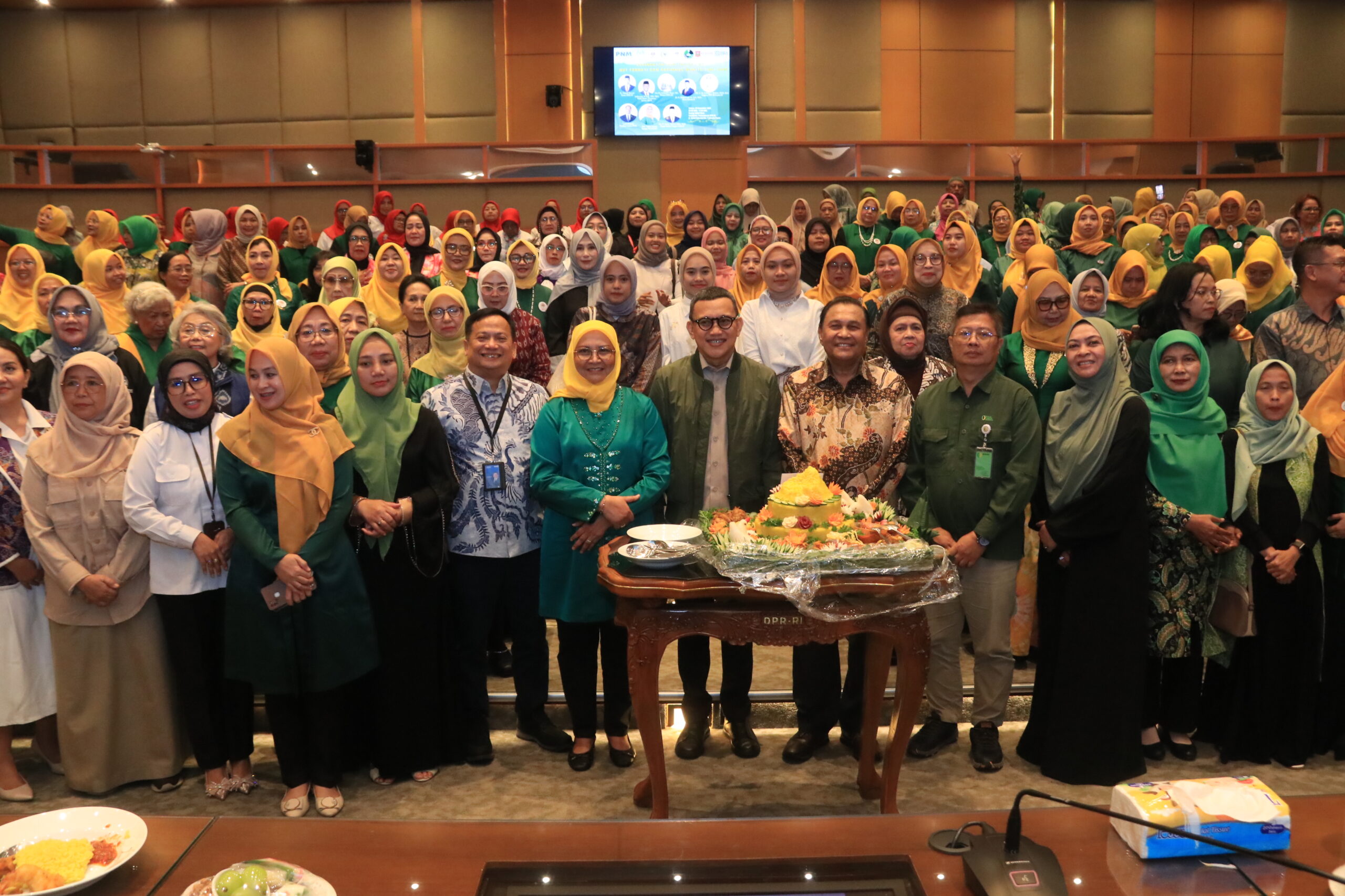 Berfoto bersama usai pemotongan Nasi Tumpeng