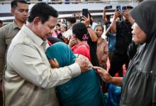 Prabowo dipeluk warga saat berkunjung dilokasi Gempa/ Tim Media Presiden