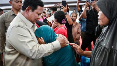 Prabowo dipeluk warga saat berkunjung dilokasi Gempa/ Tim Media Presiden