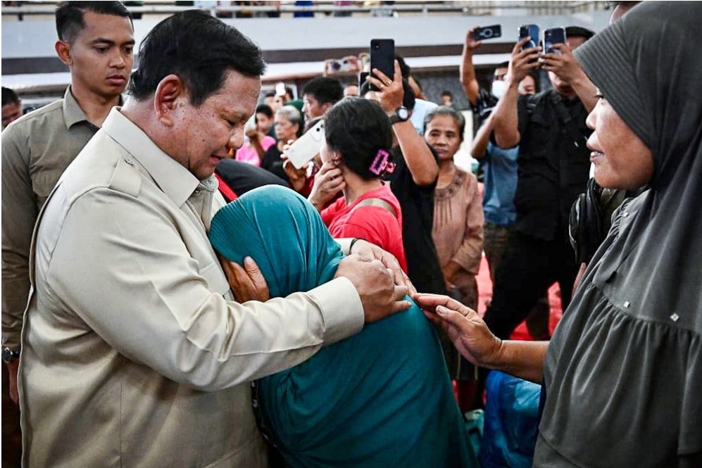 Prabowo dipeluk warga saat berkunjung dilokasi Gempa/ Tim Media Presiden